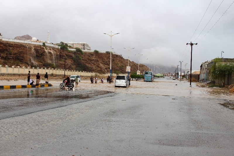 أمين عام محلي حضرموت يعاين تداعيات الظاهرة الجوية خلال الموجة الأولى من الأمطار الغزيرة التي شهدتها المكلا. أمين عام محلي حضرموت يعاين تداعيات الظاهرة الجوية خلال الموجة الأولى من الأمطار الغزيرة التي شهدتها المكلا.