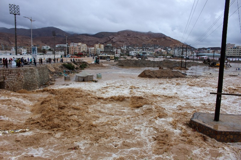 أمين عام محلي حضرموت يعاين تداعيات الظاهرة الجوية خلال الموجة الأولى من الأمطار الغزيرة التي شهدتها المكلا. أمين عام محلي حضرموت يعاين تداعيات الظاهرة الجوية خلال الموجة الأولى من الأمطار الغزيرة التي شهدتها المكلا.