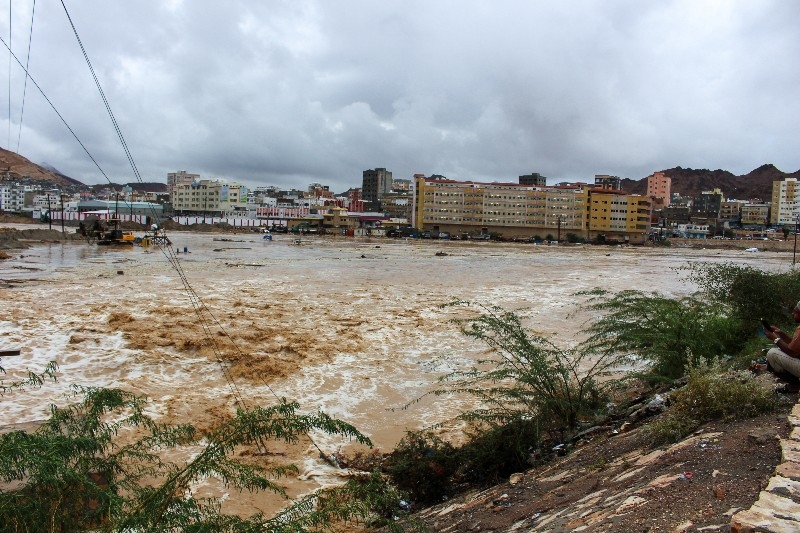 أمين عام محلي حضرموت يعاين تداعيات الظاهرة الجوية خلال الموجة الأولى من الأمطار الغزيرة التي شهدتها المكلا. أمين عام محلي حضرموت يعاين تداعيات الظاهرة الجوية خلال الموجة الأولى من الأمطار الغزيرة التي شهدتها المكلا.