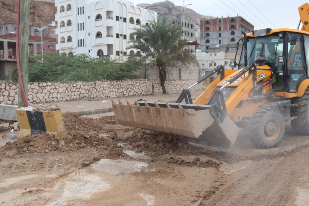 لجنة طوارئ حضرموت تشرع في إزالة مخلفات المنخفض والمحافظ يوجه برفع الجاهزية والعمل على مدار الساعة لجنة طوارئ حضرموت تشرع في إزالة مخلفات المنخفض والمحافظ يوجه برفع الجاهزية والعمل على مدار الساعة