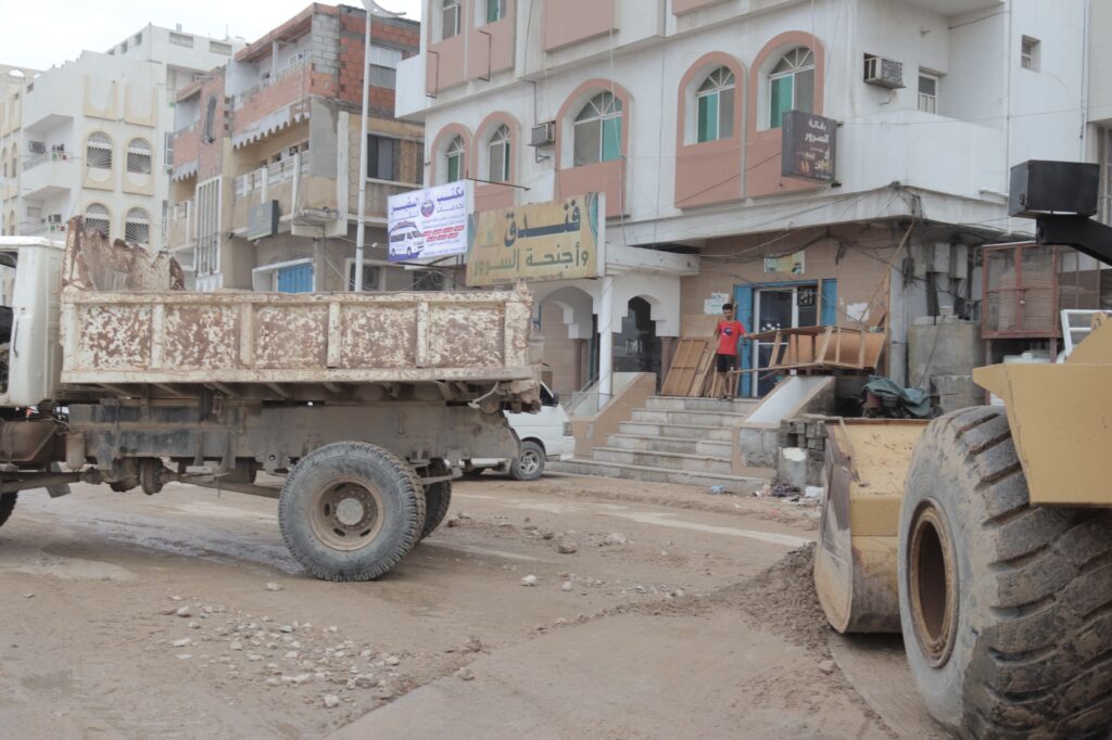 لجنة طوارئ حضرموت تشرع في إزالة مخلفات المنخفض والمحافظ يوجه برفع الجاهزية والعمل على مدار الساعة لجنة طوارئ حضرموت تشرع في إزالة مخلفات المنخفض والمحافظ يوجه برفع الجاهزية والعمل على مدار الساعة