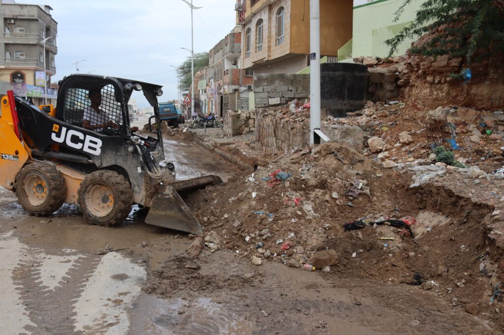 لجنة طوارئ حضرموت تشرع في إزالة مخلفات المنخفض والمحافظ يوجه برفع الجاهزية والعمل على مدار الساعة لجنة طوارئ حضرموت تشرع في إزالة مخلفات المنخفض والمحافظ يوجه برفع الجاهزية والعمل على مدار الساعة