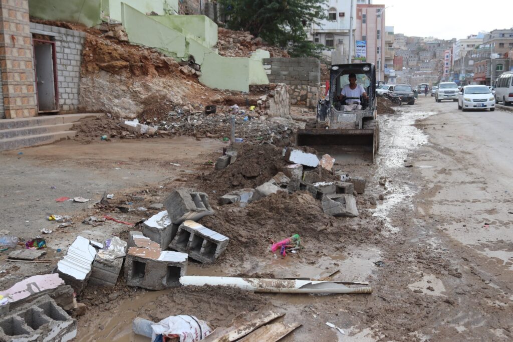 لجنة طوارئ حضرموت تشرع في إزالة مخلفات المنخفض والمحافظ يوجه برفع الجاهزية والعمل على مدار الساعة لجنة طوارئ حضرموت تشرع في إزالة مخلفات المنخفض والمحافظ يوجه برفع الجاهزية والعمل على مدار الساعة