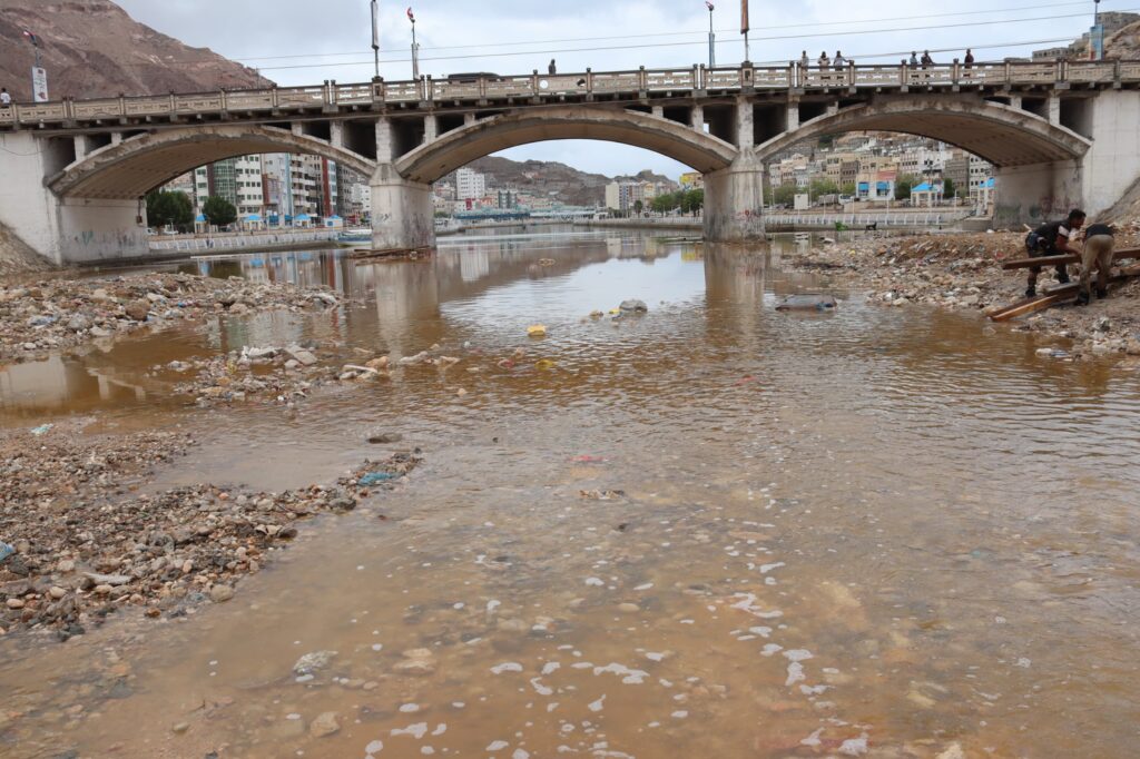 لجنة طوارئ حضرموت تشرع في إزالة مخلفات المنخفض والمحافظ يوجه برفع الجاهزية والعمل على مدار الساعة لجنة طوارئ حضرموت تشرع في إزالة مخلفات المنخفض والمحافظ يوجه برفع الجاهزية والعمل على مدار الساعة