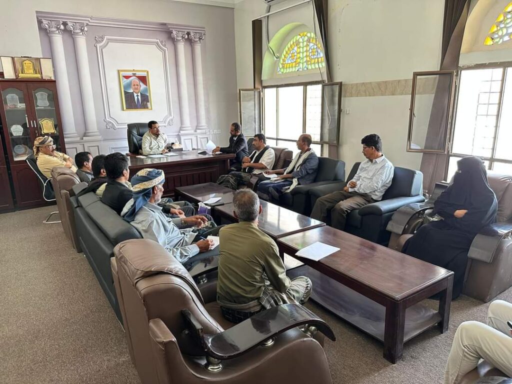 برئاسة الوكيل لمروق" لجنة الطوارئ بمحافظة شبوة" تناقش سُبل مواجهة آثار المنخفض الجوي بالمحافظة . برئاسة الوكيل لمروق" لجنة الطوارئ بمحافظة شبوة" تناقش سُبل مواجهة آثار المنخفض الجوي بالمحافظة .