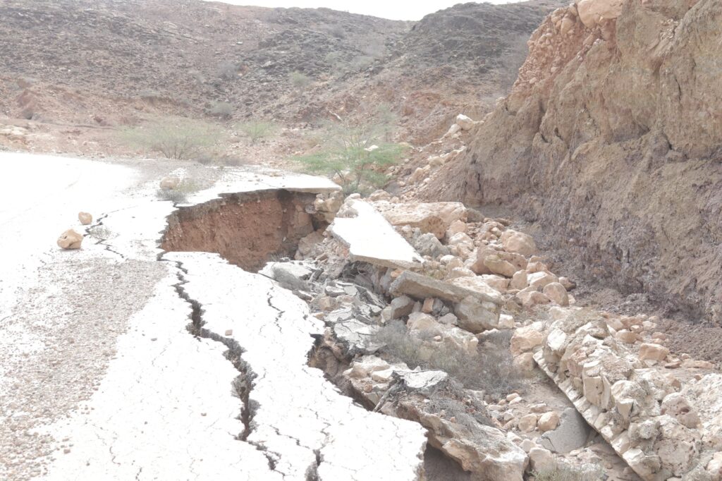 تنفيذًا لتوجيهات محافظ حضرموت .. أمين عام محلي حضرموت يطلع على الأضرار بمناطق مديرية أرياف المكلا تنفيذًا لتوجيهات محافظ حضرموت .. أمين عام محلي حضرموت يطلع على الأضرار بمناطق مديرية أرياف المكلا