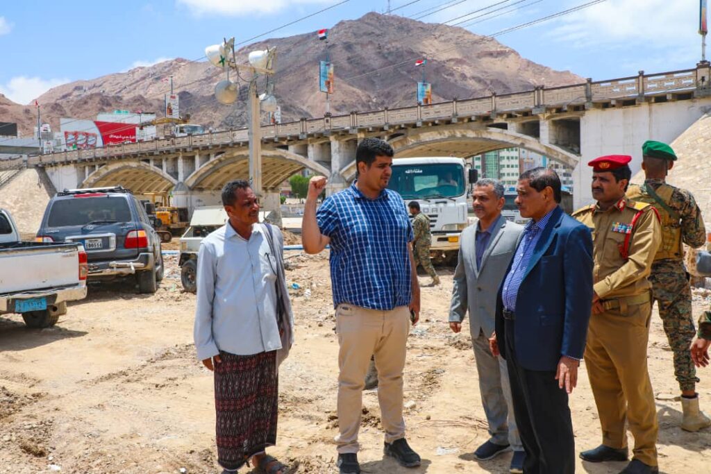 عضو مجلس القيادة البحسني يشيد بجهود السلطة المحلية بحضرموت للحد من تداعيات المنخفض الجوي عضو مجلس القيادة البحسني يشيد بجهود السلطة المحلية بحضرموت للحد من تداعيات المنخفض الجوي