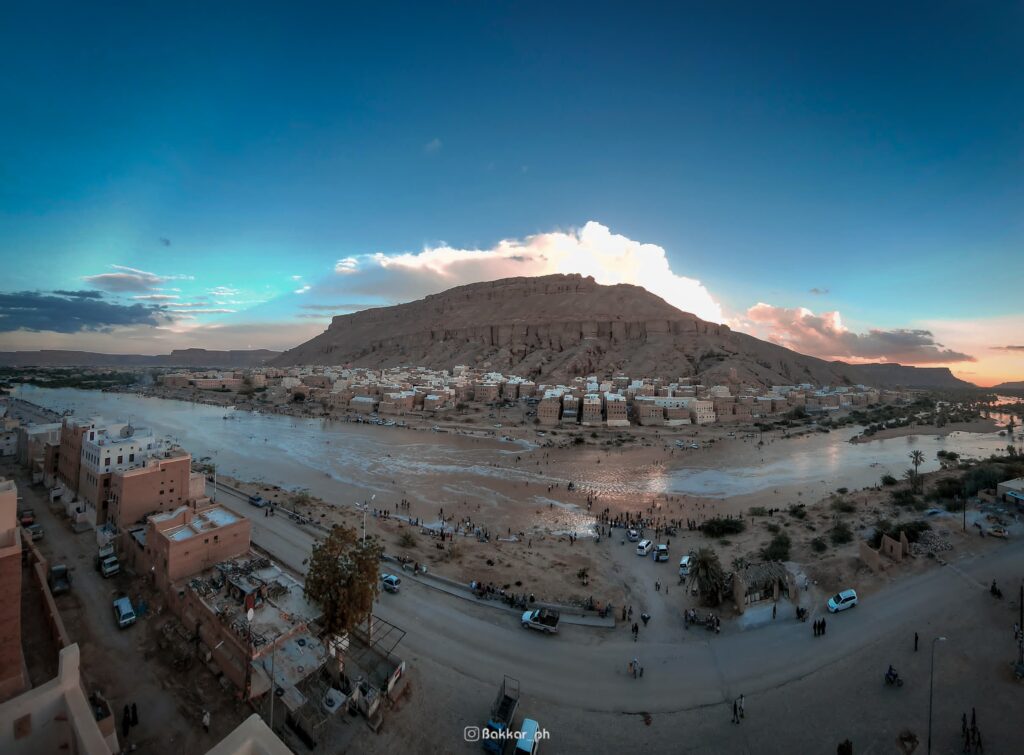 مدير عام شبام يشارك المواطنين فرحتهم وبهجتهم بقدوم السيل مدير عام شبام يشارك المواطنين فرحتهم وبهجتهم بقدوم السيل