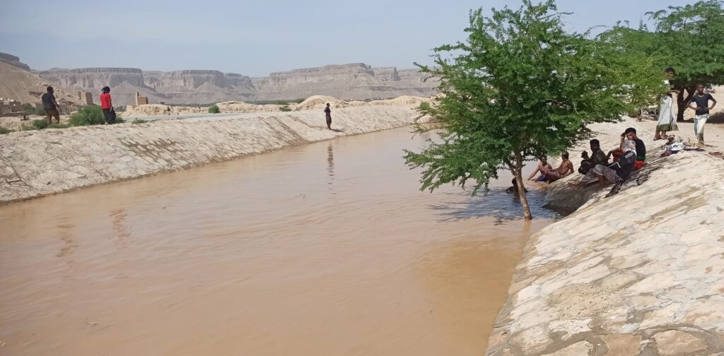 مدير عام شبام يشارك المواطنين فرحتهم وبهجتهم بقدوم السيل مدير عام شبام يشارك المواطنين فرحتهم وبهجتهم بقدوم السيل