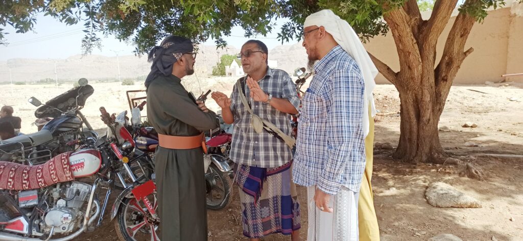مدير عام شبام يشارك المواطنين فرحتهم وبهجتهم بقدوم السيل مدير عام شبام يشارك المواطنين فرحتهم وبهجتهم بقدوم السيل