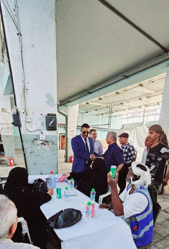 تنفيذاً لتوجيهات رئاسة الوزراء لضبط ومتابعة الانضباط الوظيفي وتفاعلا مع قرار معالي الأخ وزير الخدمة المدنية والتأمينات د.عبدالناصر الوالي بشأن الانضباط الوظيفي في كافة مرافق الدولة .. الدكتور السقاف ينفذ نزول مفاجئ لفروع مطابع الكتاب المدرسي بالمنصورة في أول يوم للدوام الرسمي بعد انقضاء إجازة عيد الفطر وايضا يومنا هذا في فرع المطابع المدرسية بوحدة المعلا تنفيذاً لتوجيهات رئاسة الوزراء لضبط ومتابعة الانضباط الوظيفي وتفاعلا مع قرار معالي الأخ وزير الخدمة المدنية والتأمينات د.عبدالناصر الوالي بشأن الانضباط الوظيفي في كافة مرافق الدولة .. الدكتور السقاف ينفذ نزول مفاجئ لفروع مطابع الكتاب المدرسي بالمنصورة في أول يوم للدوام الرسمي بعد انقضاء إجازة عيد الفطر وايضا يومنا هذا في فرع المطابع المدرسية بوحدة المعلا