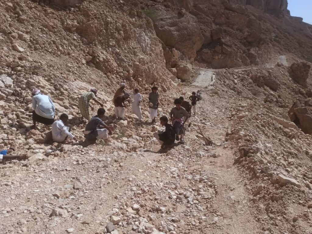 ابناء مديرية حجر الصيعر ينفذون حملة تطوعية لردم وتسوية الطريق المتضررة من الامطار ابناء مديرية حجر الصيعر ينفذون حملة تطوعية لردم وتسوية الطريق المتضررة من الامطار