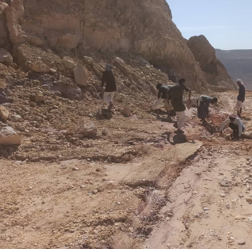 ابناء مديرية حجر الصيعر ينفذون حملة تطوعية لردم وتسوية الطريق المتضررة من الامطار ابناء مديرية حجر الصيعر ينفذون حملة تطوعية لردم وتسوية الطريق المتضررة من الامطار