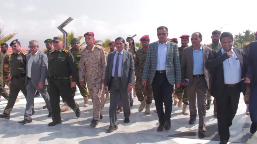 عضو مجلس القيادة الرئاسي البحسني وقائد المنطقة العسكرية الثانية يضعان إكليلاً من الورود على ضريح الجندي المجهول بالنصب التذكاري وساحة شهداء حضرموت عضو مجلس القيادة الرئاسي البحسني وقائد المنطقة العسكرية الثانية يضعان إكليلاً من الورود على ضريح الجندي المجهول بالنصب التذكاري وساحة شهداء حضرموت