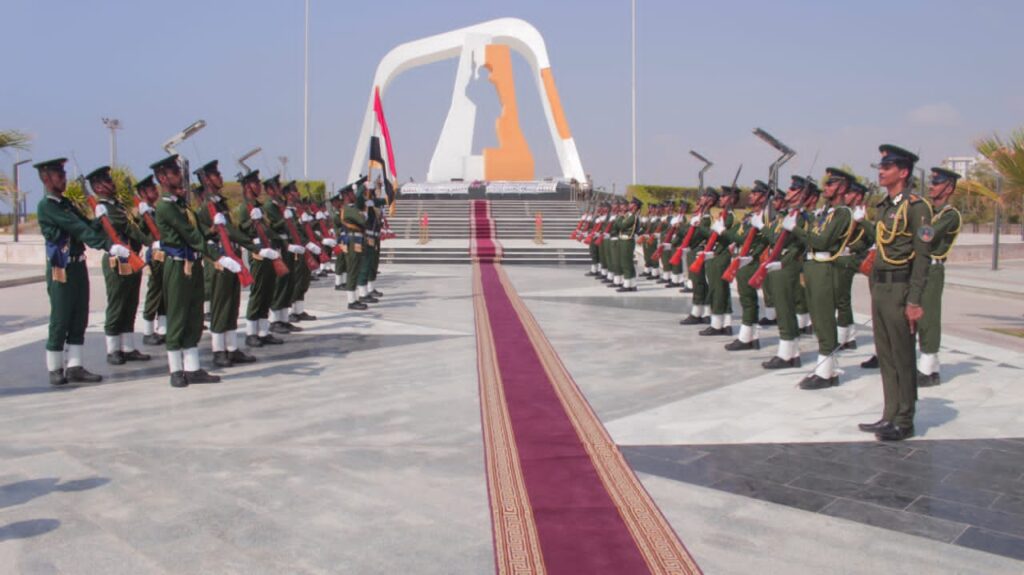 عضو مجلس القيادة الرئاسي البحسني وقائد المنطقة العسكرية الثانية يضعان إكليلاً من الورود على ضريح الجندي المجهول بالنصب التذكاري وساحة شهداء حضرموت عضو مجلس القيادة الرئاسي البحسني وقائد المنطقة العسكرية الثانية يضعان إكليلاً من الورود على ضريح الجندي المجهول بالنصب التذكاري وساحة شهداء حضرموت