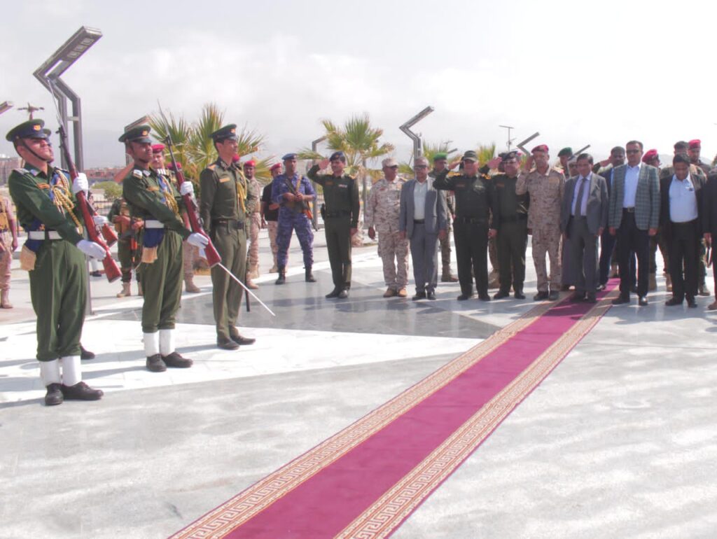 عضو مجلس القيادة الرئاسي البحسني وقائد المنطقة العسكرية الثانية يضعان إكليلاً من الورود على ضريح الجندي المجهول بالنصب التذكاري وساحة شهداء حضرموت عضو مجلس القيادة الرئاسي البحسني وقائد المنطقة العسكرية الثانية يضعان إكليلاً من الورود على ضريح الجندي المجهول بالنصب التذكاري وساحة شهداء حضرموت