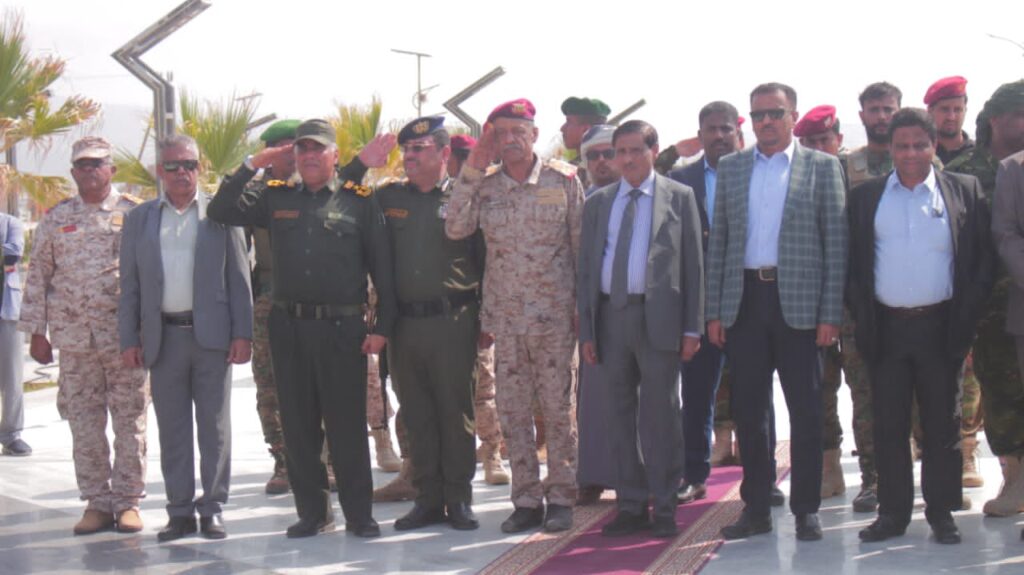 عضو مجلس القيادة الرئاسي البحسني وقائد المنطقة العسكرية الثانية يضعان إكليلاً من الورود على ضريح الجندي المجهول بالنصب التذكاري وساحة شهداء حضرموت عضو مجلس القيادة الرئاسي البحسني وقائد المنطقة العسكرية الثانية يضعان إكليلاً من الورود على ضريح الجندي المجهول بالنصب التذكاري وساحة شهداء حضرموت