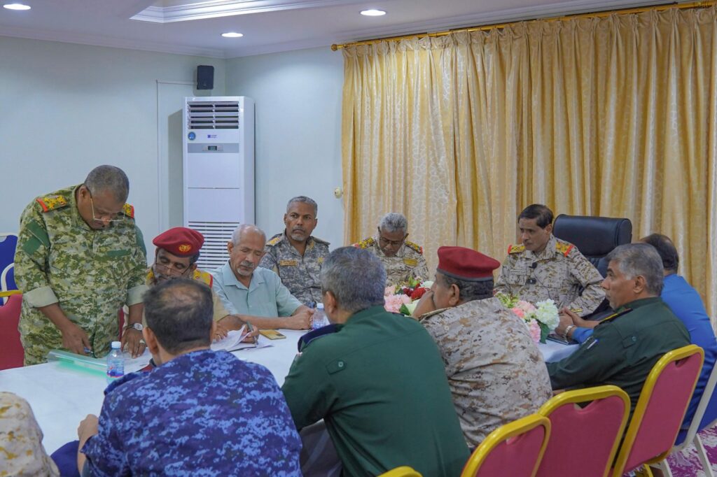 اللواء الركن البحسني يقف أمام التقرير اليومي للجنة الأمنية بساحل حضرموت اللواء الركن البحسني يقف أمام التقرير اليومي للجنة الأمنية بساحل حضرموت