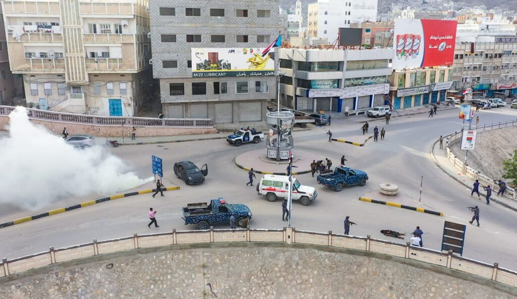 اللواء الركن البحسني يشرف على عدد من التدريبات لفرضيات نفذتها قوات النخبة الحضرمية والأمن العام اللواء الركن البحسني يشرف على عدد من التدريبات لفرضيات نفذتها قوات النخبة الحضرمية والأمن العام