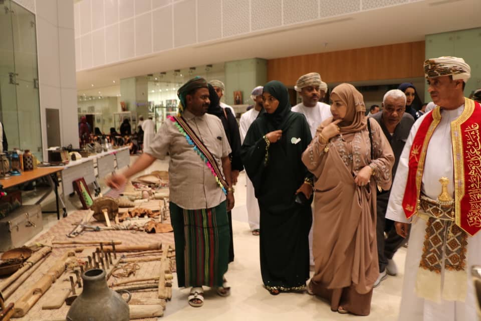 مركز الدقيل للتراث الحضرمي يشارك في فعاليان مهرجان الوطن العربي الثاني بسلطنة عمان مركز الدقيل للتراث الحضرمي يشارك في فعاليان مهرجان الوطن العربي الثاني بسلطنة عمان