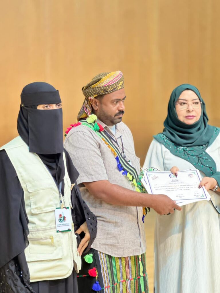 مركز الدقيل للتراث الحضرمي يختتم مشاركته في مهرجان الوطن العربي الثاني بصلالة بلوحة الغيلي التراثية. مركز الدقيل للتراث الحضرمي يختتم مشاركته في مهرجان الوطن العربي الثاني بصلالة بلوحة الغيلي التراثية.