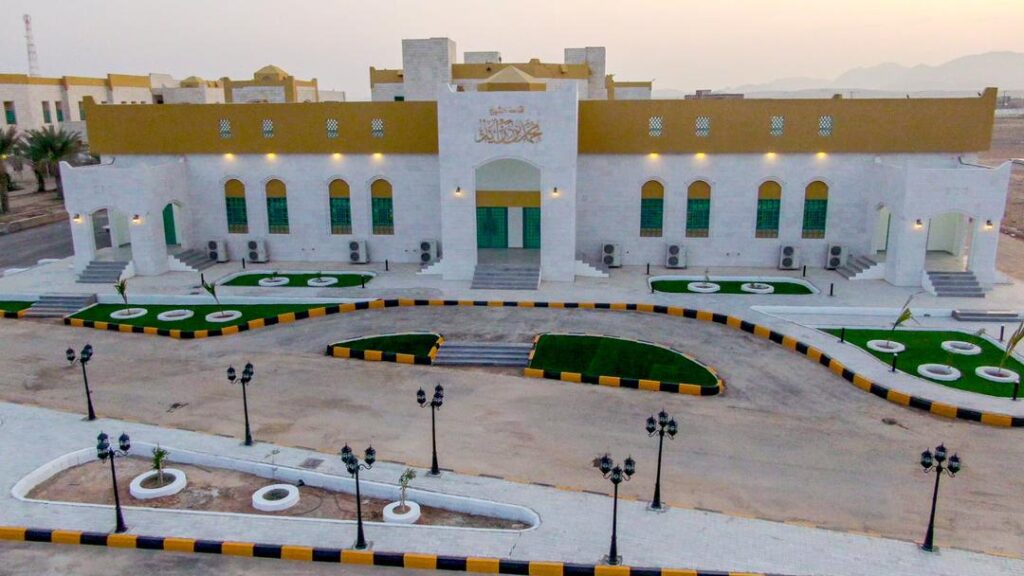 عضو مجلس القيادة الرئاسي يفتتح قاعة الشيخ محمد بن زايد في كلية الطب بجامعة حضرموت عضو مجلس القيادة الرئاسي يفتتح قاعة الشيخ محمد بن زايد في كلية الطب بجامعة حضرموت