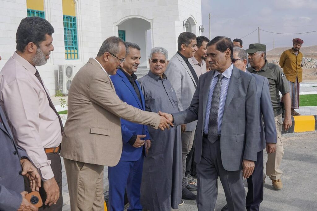 عضو مجلس القيادة الرئاسي يفتتح قاعة الشيخ محمد بن زايد في كلية الطب بجامعة حضرموت عضو مجلس القيادة الرئاسي يفتتح قاعة الشيخ محمد بن زايد في كلية الطب بجامعة حضرموت