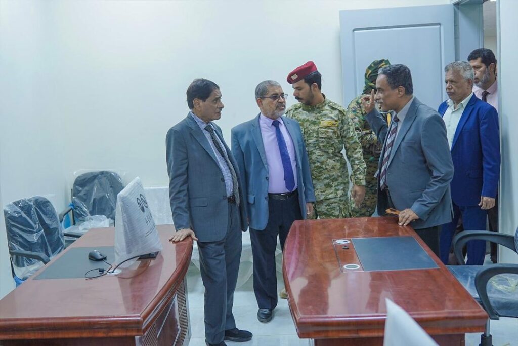 عضو مجلس القيادة الرئاسي يفتتح قاعة الشيخ محمد بن زايد في كلية الطب بجامعة حضرموت عضو مجلس القيادة الرئاسي يفتتح قاعة الشيخ محمد بن زايد في كلية الطب بجامعة حضرموت