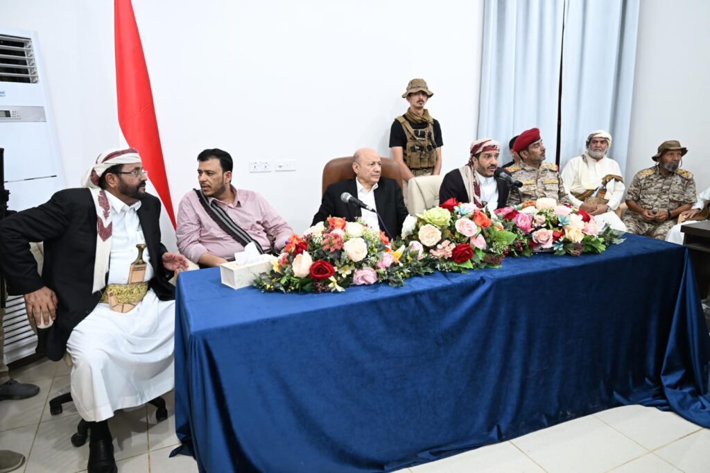 رئيس مجلس القيادة يلتقي القيادات الرسمية والسياسية والشعبية في محافظة مأرب رئيس مجلس القيادة يلتقي القيادات الرسمية والسياسية والشعبية في محافظة مأرب