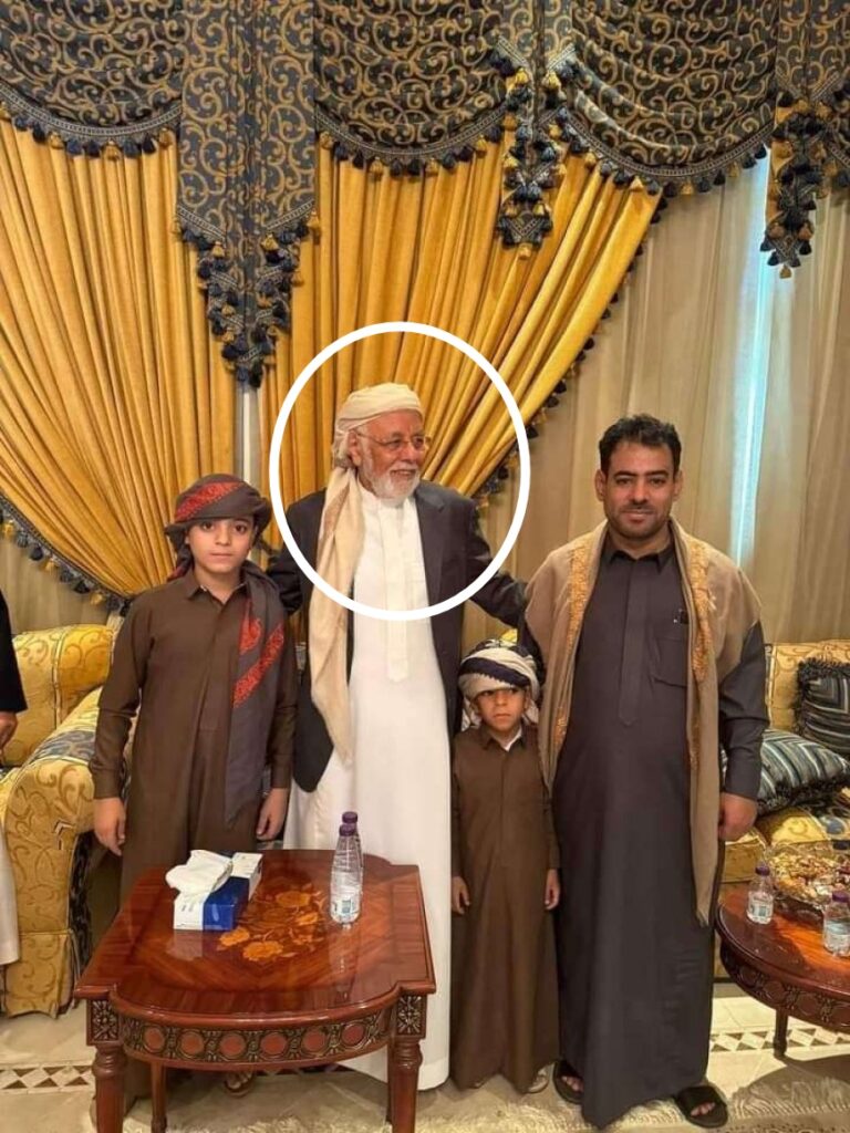 صورة لـ - علي محسن الأحمر تثير الجدل على مواقع التواصل "شاهد" صورة لـ - علي محسن الأحمر تثير الجدل على مواقع التواصل "شاهد"