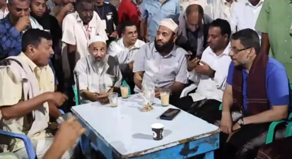 رئيس الوزراء #بن_مبارك يقوم بجولة ميدانية في عدد من أحياء وشوارع مدينة المكلا "شاهد الصور" رئيس الوزراء #بن_مبارك يقوم بجولة ميدانية في عدد من أحياء وشوارع مدينة المكلا "شاهد الصور"