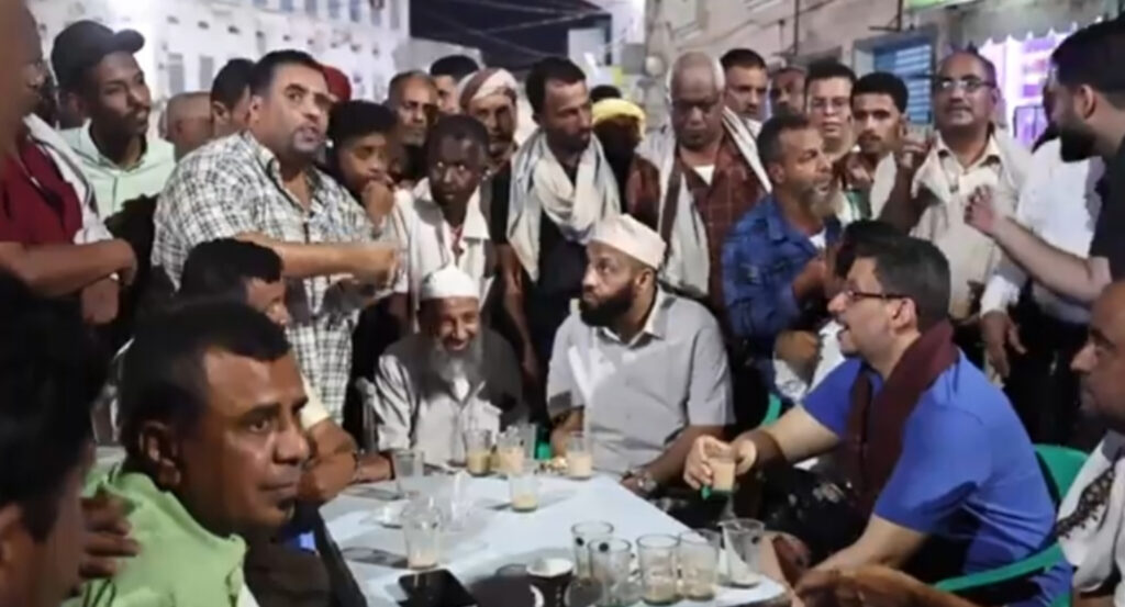 رئيس الوزراء #بن_مبارك يقوم بجولة ميدانية في عدد من أحياء وشوارع مدينة المكلا "شاهد الصور" رئيس الوزراء #بن_مبارك يقوم بجولة ميدانية في عدد من أحياء وشوارع مدينة المكلا "شاهد الصور"