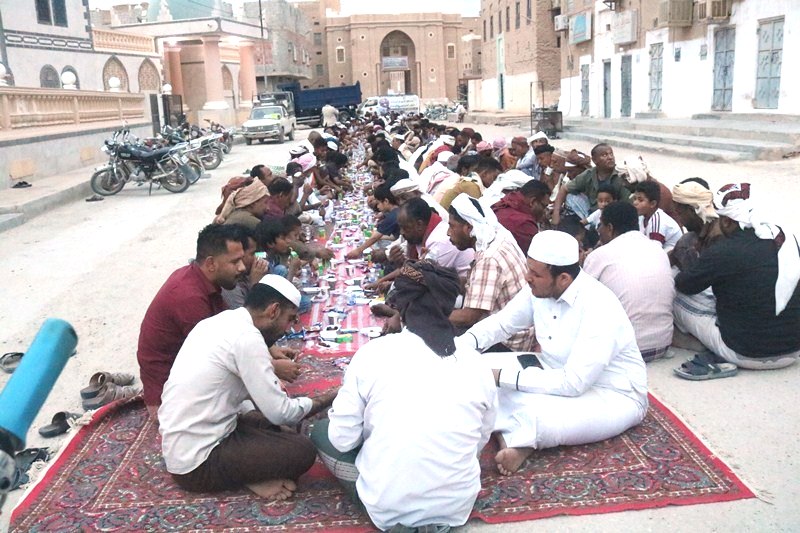 اكبر مائدة افطار صدقة لجميع أموات حيي السحيل وشحوح تقام امام البوابة الغربية لمدينة سيئون اكبر مائدة افطار صدقة لجميع أموات حيي السحيل وشحوح تقام امام البوابة الغربية لمدينة سيئون