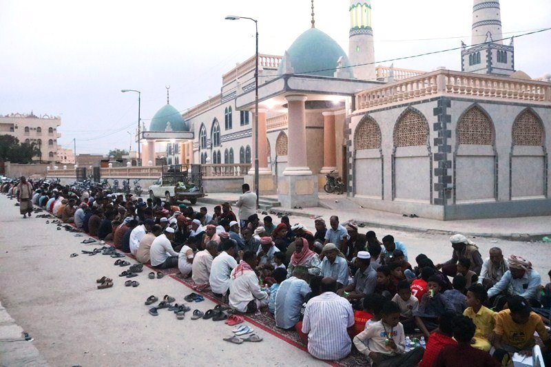 اكبر مائدة افطار صدقة لجميع أموات حيي السحيل وشحوح تقام امام البوابة الغربية لمدينة سيئون اكبر مائدة افطار صدقة لجميع أموات حيي السحيل وشحوح تقام امام البوابة الغربية لمدينة سيئون