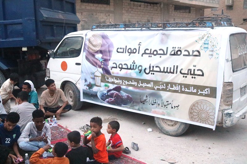 اكبر مائدة افطار صدقة لجميع أموات حيي السحيل وشحوح تقام امام البوابة الغربية لمدينة سيئون اكبر مائدة افطار صدقة لجميع أموات حيي السحيل وشحوح تقام امام البوابة الغربية لمدينة سيئون