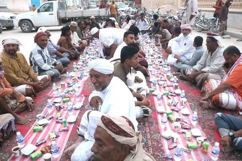 اكبر مائدة افطار صدقة لجميع أموات حيي السحيل وشحوح تقام امام البوابة الغربية لمدينة سيئون اكبر مائدة افطار صدقة لجميع أموات حيي السحيل وشحوح تقام امام البوابة الغربية لمدينة سيئون