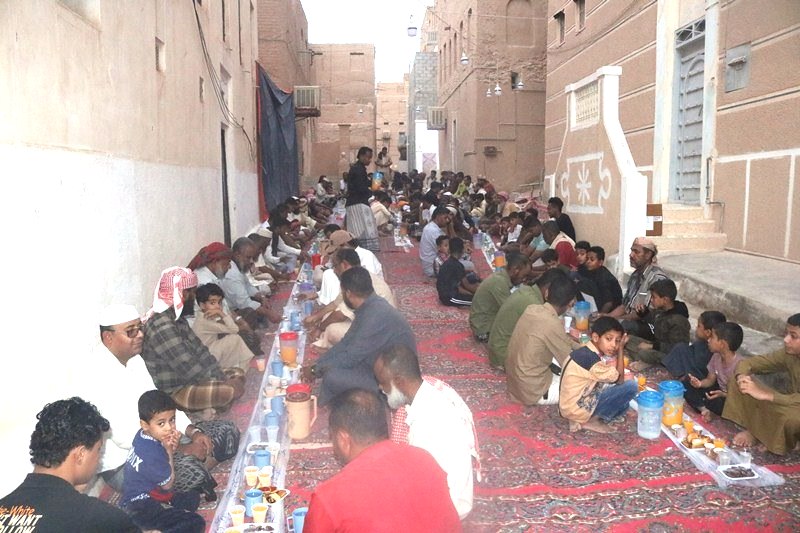 اهالي حارة مسجد جامع سميح الجهة الجنوبية بسحيل سيئون يقيمون إفطارهم السنوي اهالي حارة مسجد جامع سميح الجهة الجنوبية بسحيل سيئون يقيمون إفطارهم السنوي