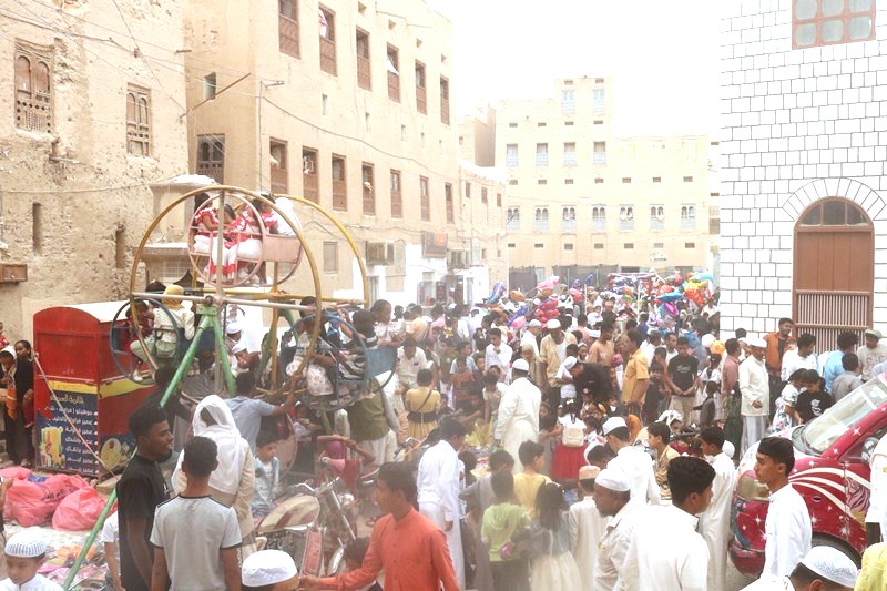 فيما يحتشد الأهالي لإحيائها بالابتهالات في توديع شهر رمضان .. ختايم ليلة 27 رمضان في كبرى جوامع سيئون فيما يحتشد الأهالي لإحيائها بالابتهالات في توديع شهر رمضان .. ختايم ليلة 27 رمضان في كبرى جوامع سيئون