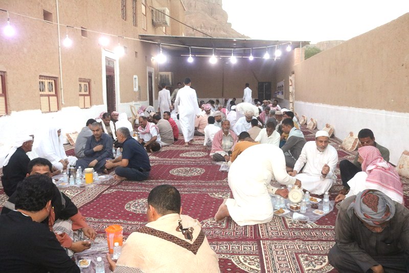 الشخصية الاجتماعية والرياضية الشيخ / محمد عامر باجري يقيم مأدبة إفطار وامسية رمضانية ببيته العامر بمنطقة بور التاريخية الشخصية الاجتماعية والرياضية الشيخ / محمد عامر باجري يقيم مأدبة إفطار وامسية رمضانية ببيته العامر بمنطقة بور التاريخية