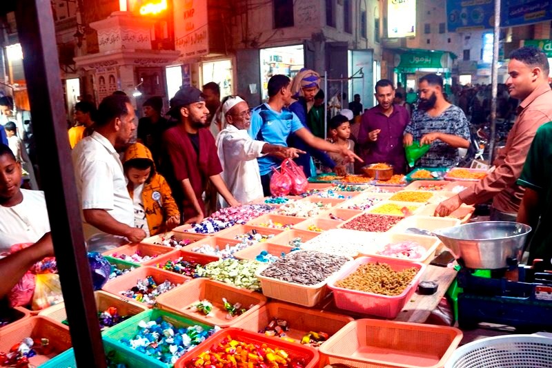 مشاهد وصور في عصرية وليلة استقبال عيد الفطر بسوق مدينة سيئون 1445هـ مشاهد وصور في عصرية وليلة استقبال عيد الفطر بسوق مدينة سيئون 1445هـ