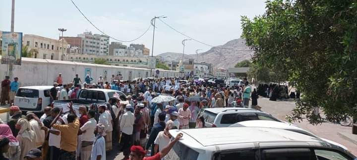 المكلا : المعلمين ينفذون وقفة احتجاجية أمام ديوان السلطة المحلية للمطالبة بصرف رواتب المتعاقدين المكلا : المعلمين ينفذون وقفة احتجاجية أمام ديوان السلطة المحلية للمطالبة بصرف رواتب المتعاقدين