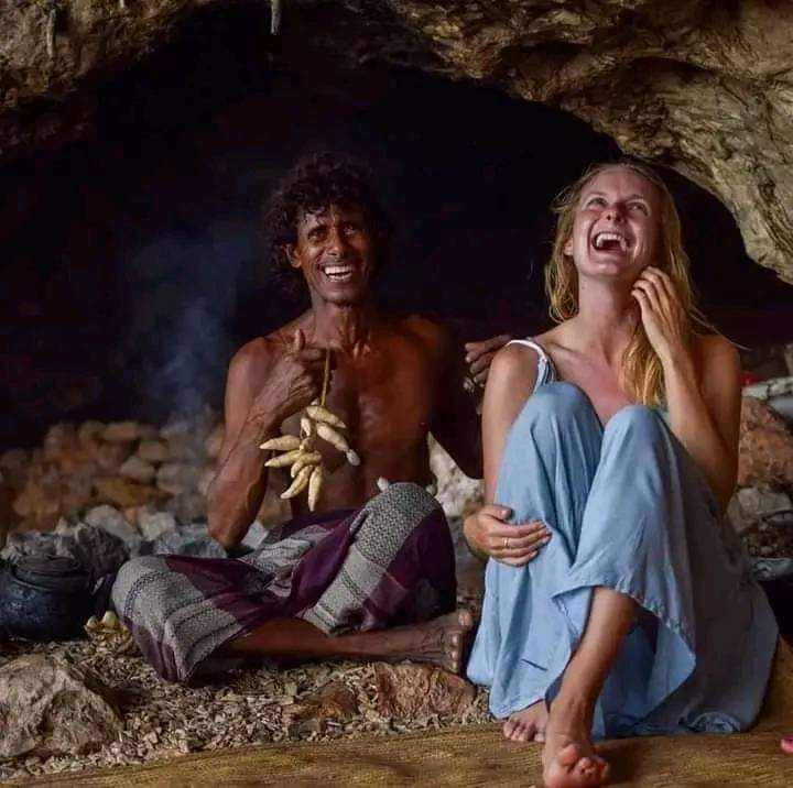 رجل الكهف يعيش كما تركه أبونا آدم في ارخبيل سقطرى .. ويستقبل السياح شاهد الـ(صور) رجل الكهف يعيش كما تركه أبونا آدم في ارخبيل سقطرى .. ويستقبل السياح شاهد الـ(صور)