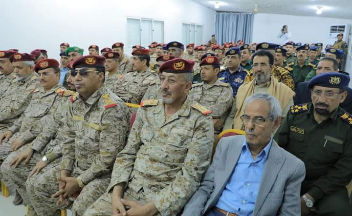 رئيس مجلس القيادة يرأس اجتماعاً لقادة الجيش ويشيد بالجاهزية القتالية العالية رئيس مجلس القيادة يرأس اجتماعاً لقادة الجيش ويشيد بالجاهزية القتالية العالية