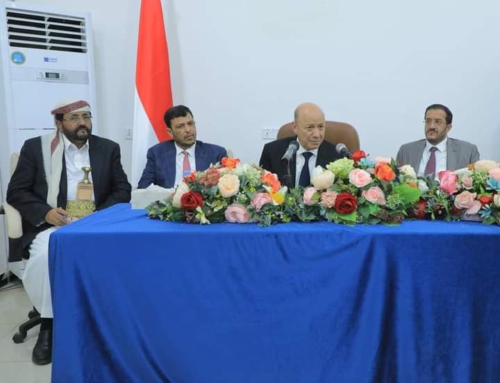 رئيس مجلس القيادة يرأس اجتماعاً لقادة الجيش ويشيد بالجاهزية القتالية العالية رئيس مجلس القيادة يرأس اجتماعاً لقادة الجيش ويشيد بالجاهزية القتالية العالية