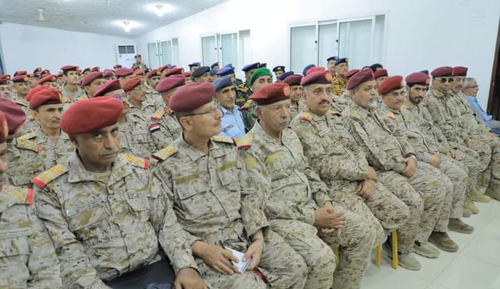رئيس مجلس القيادة يرأس اجتماعاً لقادة الجيش ويشيد بالجاهزية القتالية العالية رئيس مجلس القيادة يرأس اجتماعاً لقادة الجيش ويشيد بالجاهزية القتالية العالية