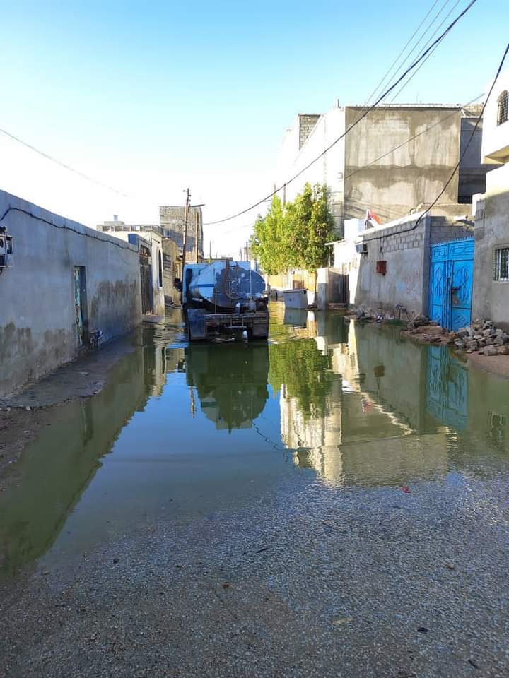 فور انتهاء تأثيرات المنخفض الجوي .. موظفوا صندوق النظافة والتحسين بالمهرة يباشرون شفط مياه الأمطار فور انتهاء تأثيرات المنخفض الجوي .. موظفوا صندوق النظافة والتحسين بالمهرة يباشرون شفط مياه الأمطار
