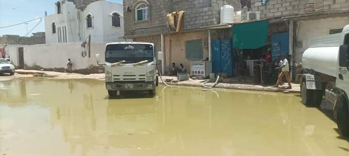 فور انتهاء تأثيرات المنخفض الجوي .. موظفوا صندوق النظافة والتحسين بالمهرة يباشرون شفط مياه الأمطار فور انتهاء تأثيرات المنخفض الجوي .. موظفوا صندوق النظافة والتحسين بالمهرة يباشرون شفط مياه الأمطار