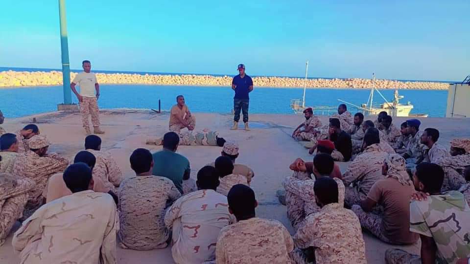 استعدادًا لموسم البلدة.. قوات خفر السواحل بحضرموت تنفذ دورة في الإسعافات الأولية والإنقاذ للغريق استعدادًا لموسم البلدة.. قوات خفر السواحل بحضرموت تنفذ دورة في الإسعافات الأولية والإنقاذ للغريق