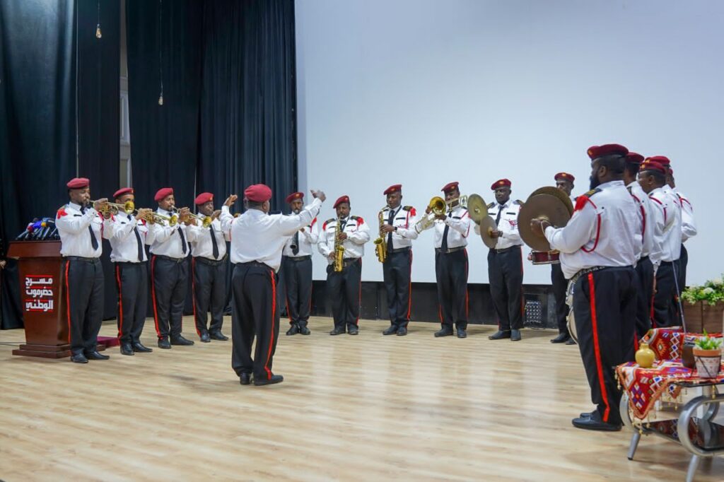 بحضور عضو مجلس القيادة الرئاسي ووزير الدفاع .. السلطة المحلية بحضرموت تنظم حفلاً خطابيًا وفنيًا بمناسبة الذكرى الـ8 لتحرير ساحل حضرموت من تنظيم القاعدة بحضور عضو مجلس القيادة الرئاسي ووزير الدفاع .. السلطة المحلية بحضرموت تنظم حفلاً خطابيًا وفنيًا بمناسبة الذكرى الـ8 لتحرير ساحل حضرموت من تنظيم القاعدة