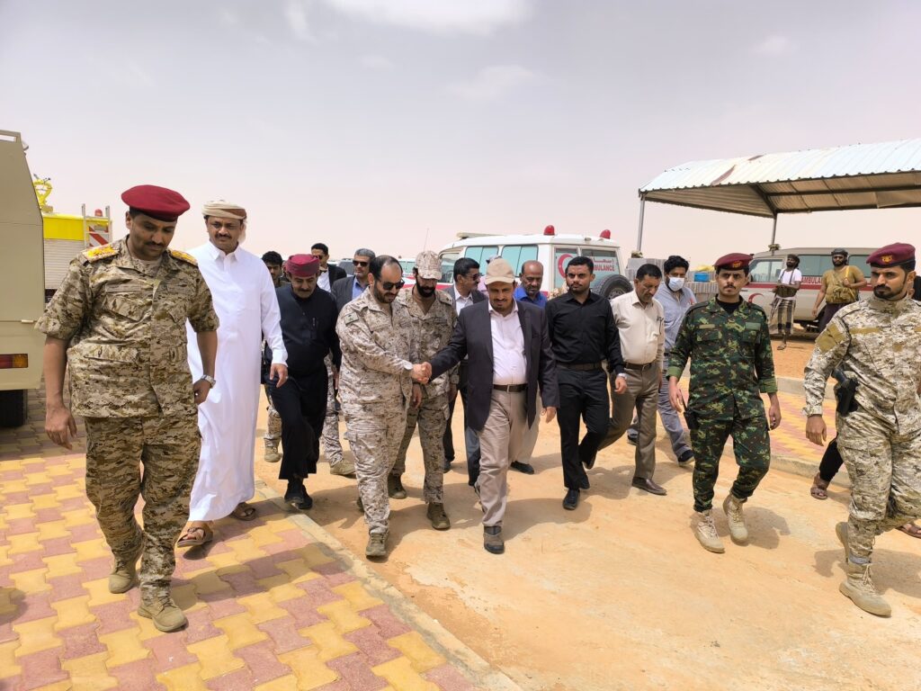 محافظ حضرموت يتفقّد العمل بميناء منفذ الوديعة البري ويبحث سبل تعزيزه بالمنشآت الخدمية محافظ حضرموت يتفقّد العمل بميناء منفذ الوديعة البري ويبحث سبل تعزيزه بالمنشآت الخدمية